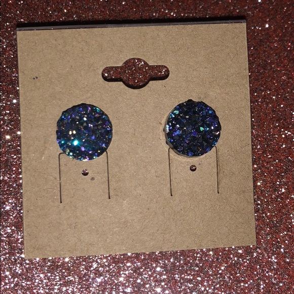 Small Druzy Stud earrings - Picture 2 of 4